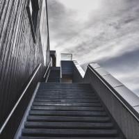 Outdoor staircase leading up, photo by Håkon Sataøen